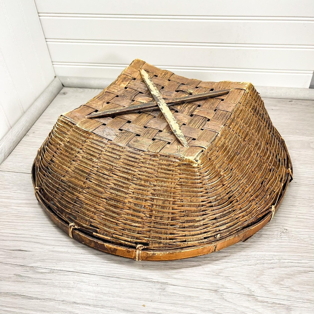Antique Handwoven Wicker Basket: Farmhouse Decor, 16-inch Round - Picture 10 of 11